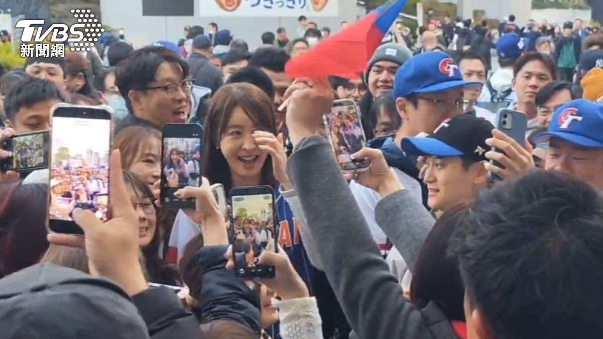 101董事長賈永婕也到東京巨蛋外，不少球迷搶著要合照。（圖／TVBS）