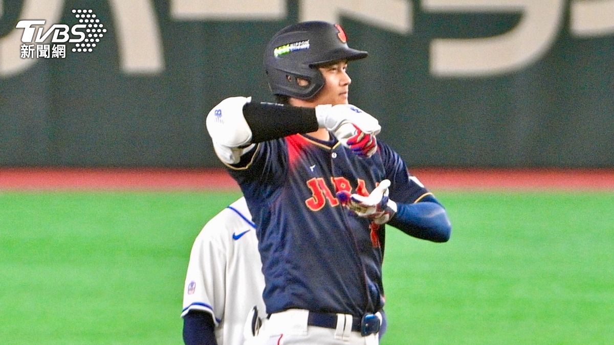 日本隊大谷翔平在第一局上壘擺出點茶姿勢慶祝。(圖/胡瑞麒攝)