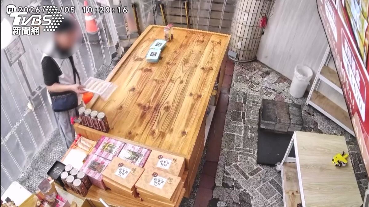 喊一聲當付款？男拿走百年老店花生酥　監視器畫面曝警介入追人