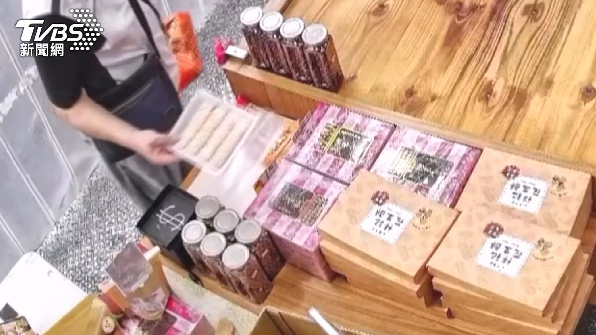 事發當時店員回屋內倉庫拿東西，回來後才發現桌上的樣本不見了。(圖／民眾提供)
