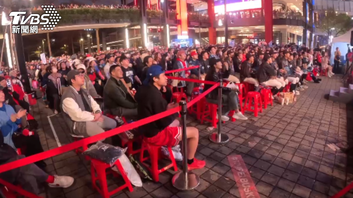 台灣球迷齊聚信義區,大谷一球安打、一局上三振時,現場大笑。(圖/華子深攝)