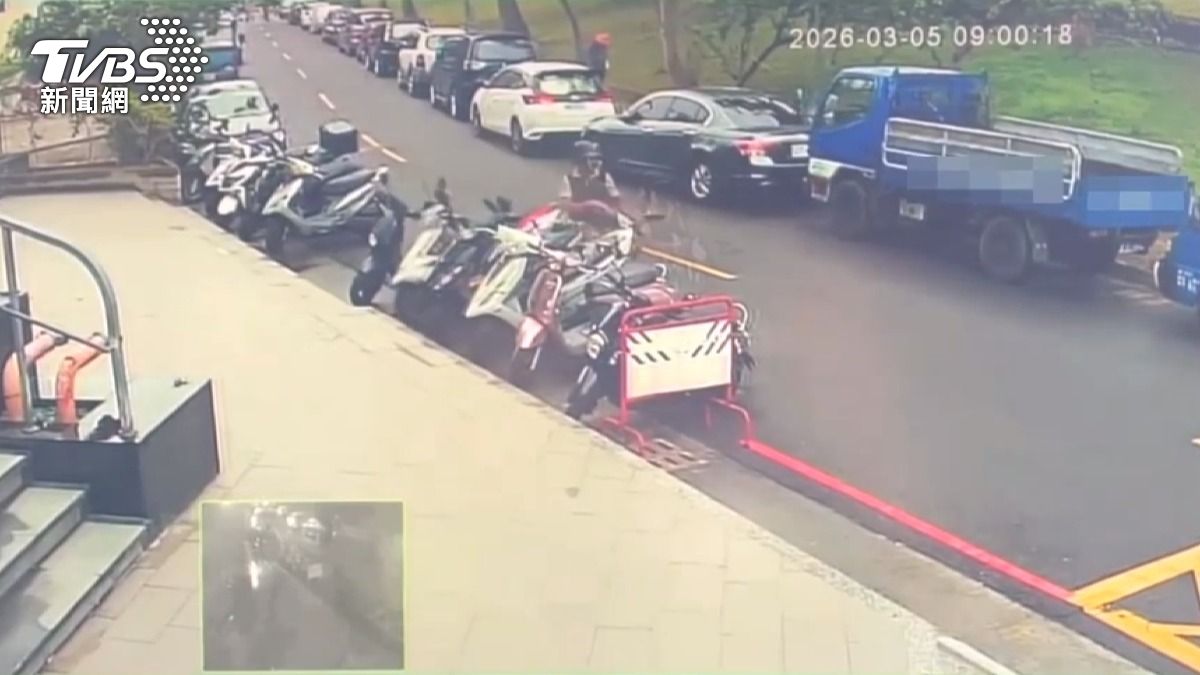 43歲張姓男騎士酒後騎車上路,當場摔車噴飛,一口氣撞倒6台機車。(圖/民眾提供)