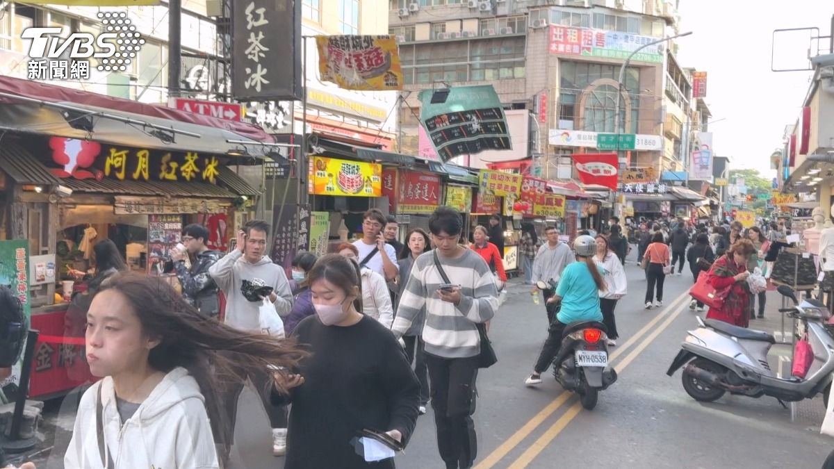 攤商坦言價格不敢調漲,就怕客人不買單,但經營成本卻連連增加。(圖/TVBS)