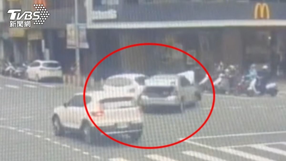 19歲車手拐騙受害婦人上車,為躲避警方,闖紅燈撞車落網。(圖/TVBS)