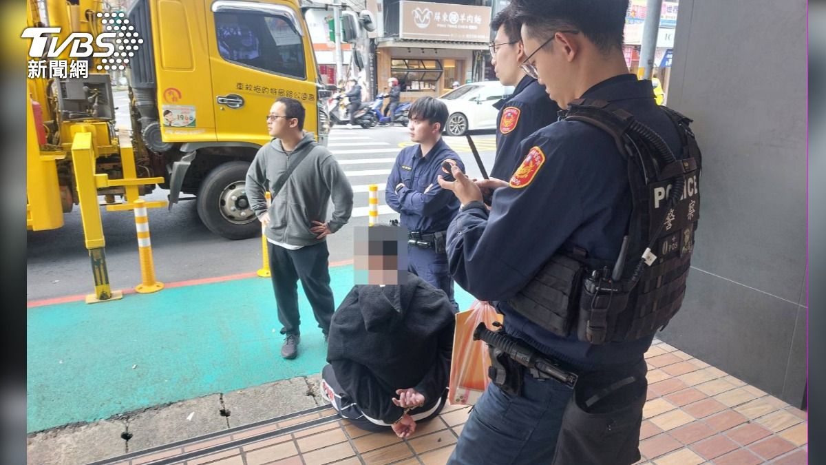 19歲車手落網遭警方壓制上銬,不只毒駕上路還被查獲毒品。(圖/TVBS)