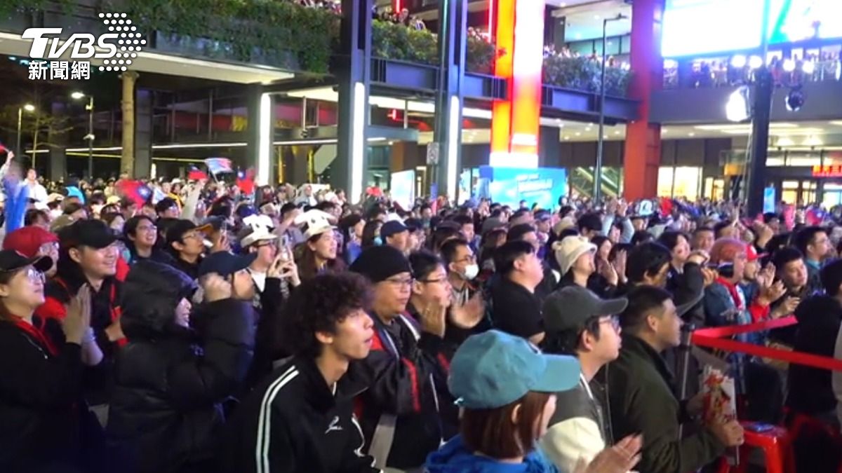 信義區湧觀看經典賽直播的人潮。（圖／TVBS）