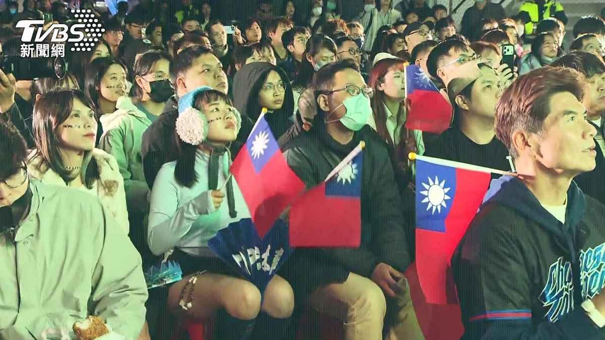 現場聚集超過上百位球迷,不少人拿國旗揮舞。(圖/TVBS)