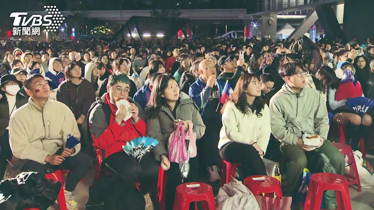 台灣表演藝術中心戶外廣場,透過大螢幕轉播對上日本的賽事,吸引上百位球迷。(圖/TVBS)