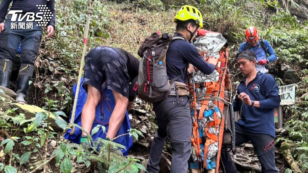資深高山協作墜90米深谷亡 搜救隊接力揹下山:任務結束了