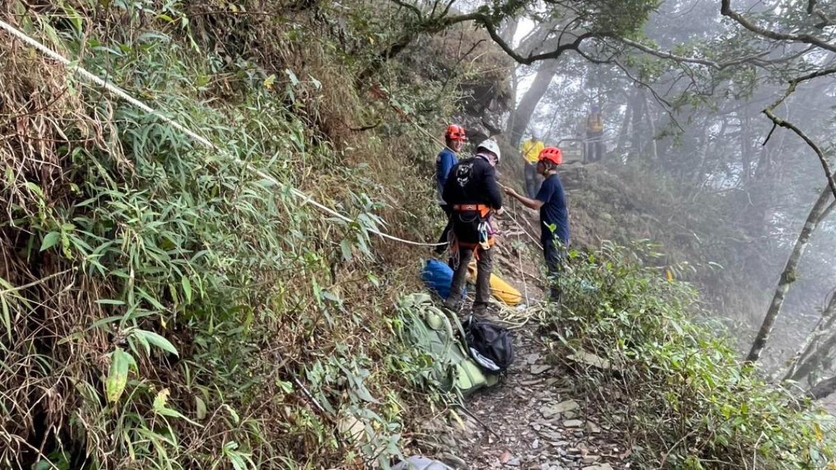 屏東縣消防局義勇特搜大隊發文悼念「謝謝祢，雲霧裡的揹行者」。（圖／翻攝自臉書「 屏東縣政府消防局義勇特種搜救大隊2.0」）