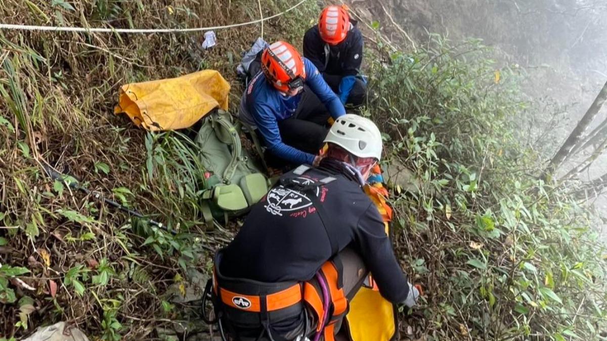 搜救人員輪流背負遺體送下山。（圖／翻攝自臉書「 屏東縣政府消防局義勇特種搜救大隊2.0」）