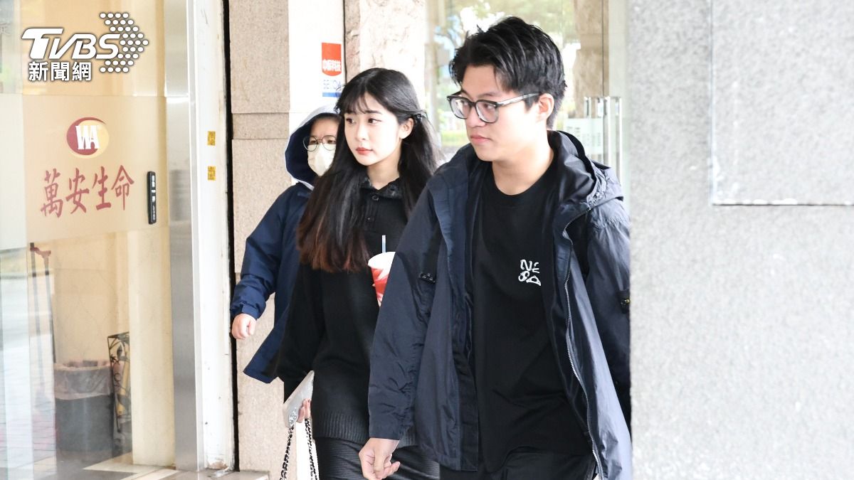 袁惟仁靈堂今開放弔唁!兒女表情沉重快步入場 「不見陸元琪身影」