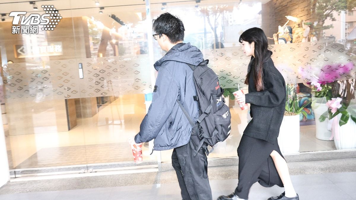 袁惟仁子女步入靈堂。(圖/張哲鳴攝)