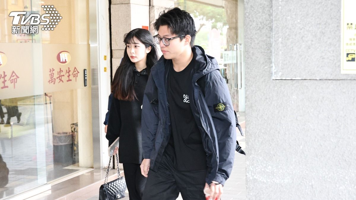 袁惟仁兒女一早就到靈堂。(圖/張哲鳴攝)