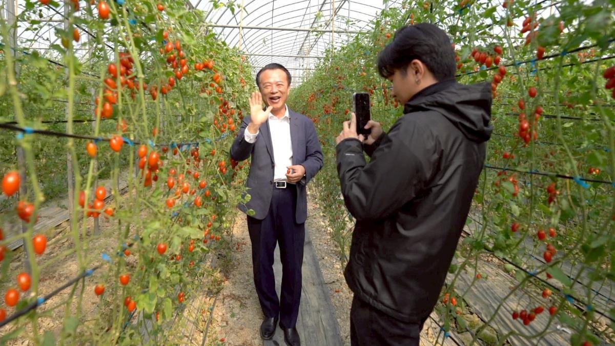 一位小編、一台手機,嘉義縣長翁章梁自己擔任代言人,上山下海全「嘉」跑透透,拍短影片行銷嘉義各行各業。(圖/柯勝雄攝)