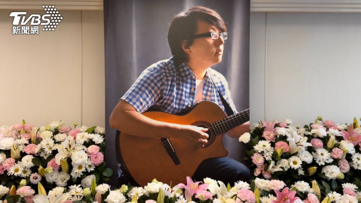 袁惟仁帥氣遺照曝光!兒女準備「生前愛物」惹鼻酸 靈堂佈置超美