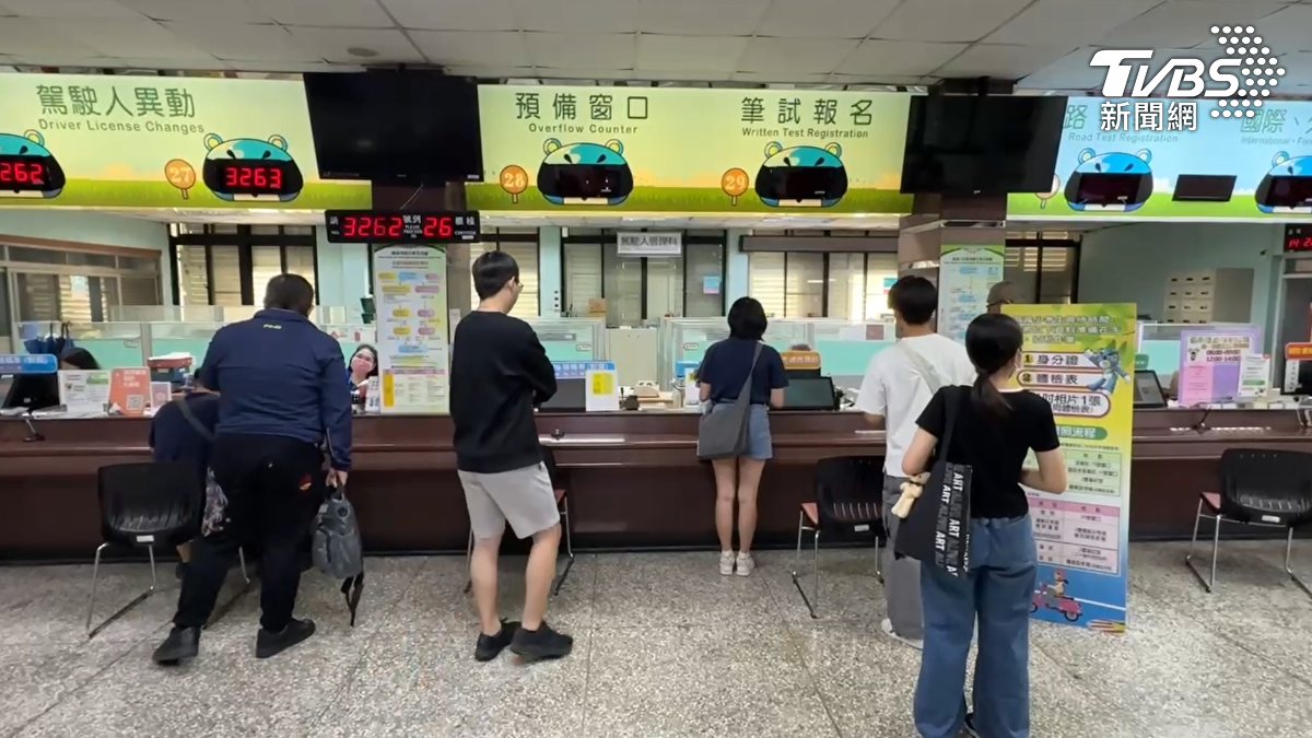 高雄有民眾反映機車駕照考試名額難搶，監理站預約系統顯示一個月內場場額滿（圖／TVBS）