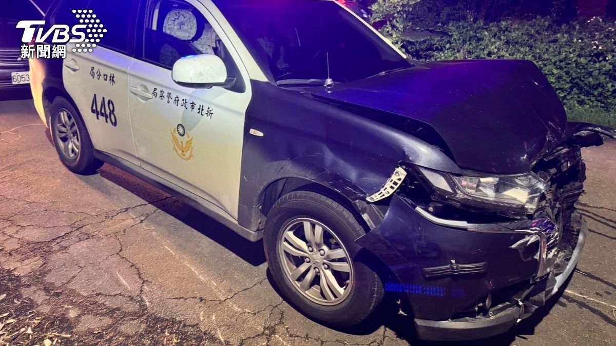 警方盤查違停,駕駛拒檢逃逸、衝撞警車。 (圖/TVBS)