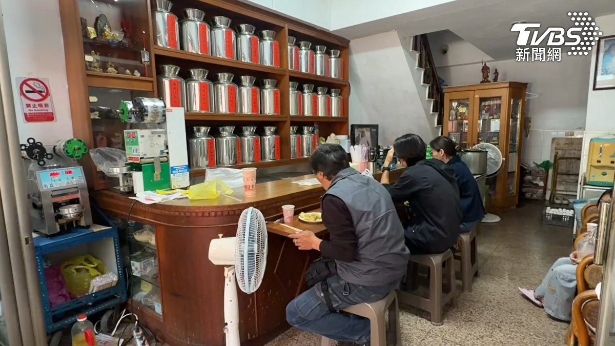高雄三民區一間經營超過30年的茶行，跨足早餐市場，意外成為在地美食新亮點。（圖／TVBS）