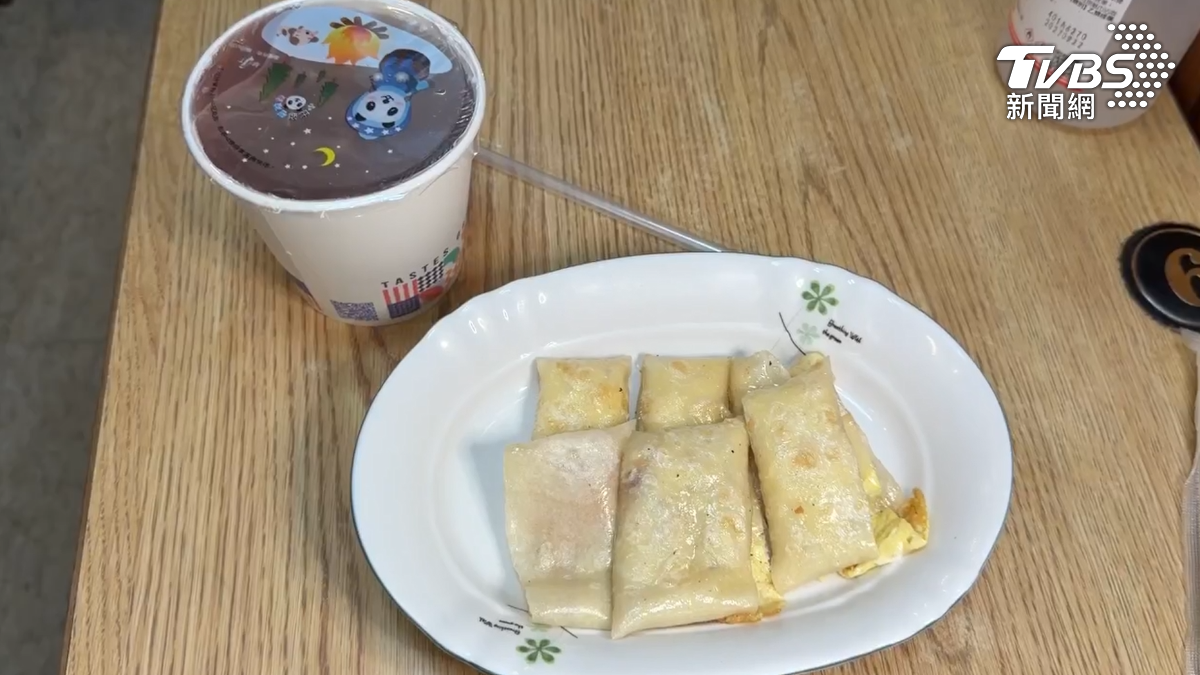 苓雅區一家蓮藕茶鋪同樣跨足早餐市場，其中蛋餅只要20元，被民眾稱為月底的救星。（圖／TVBS）