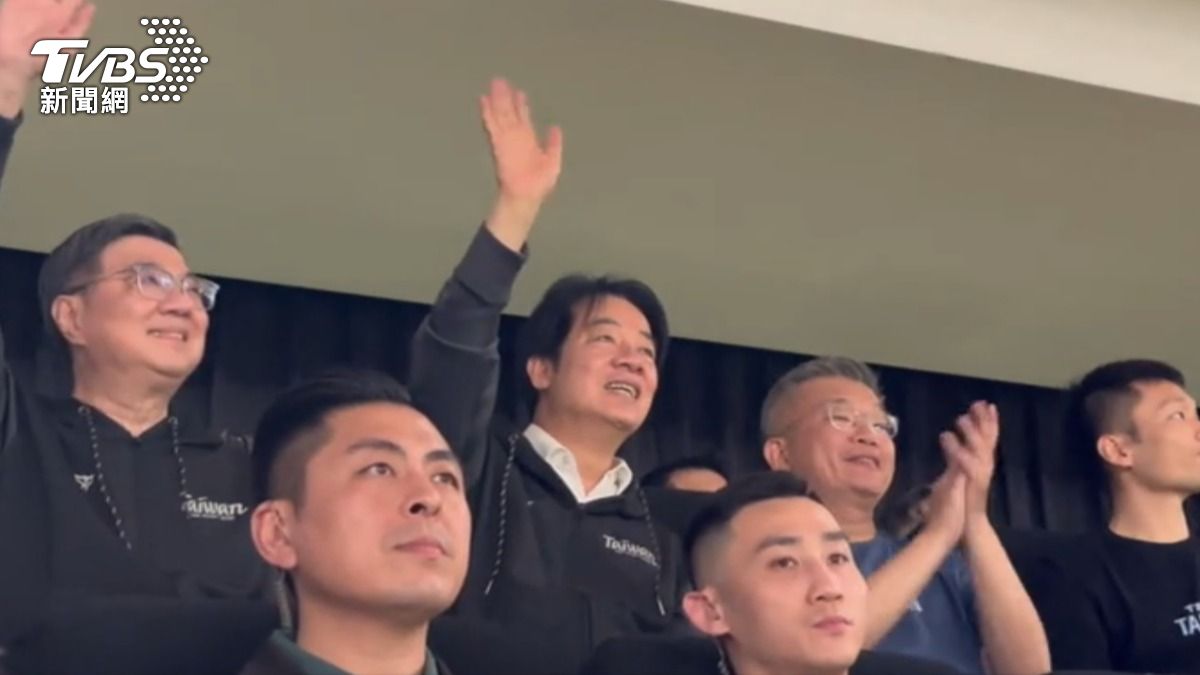賴清德日前赴大巨蛋看台日交流賽,維安人員竟偷峮峮簽名球。(圖/TVBS)