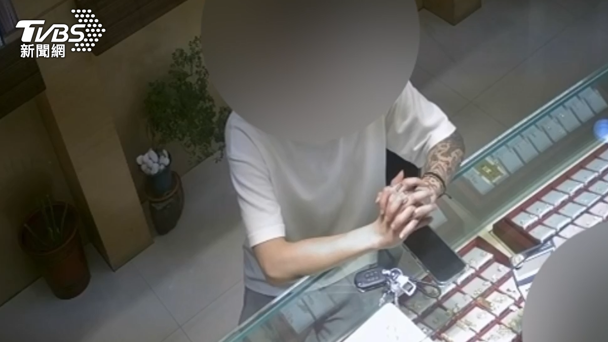 刺青包手男來銀樓換真金。（圖／TVBS）