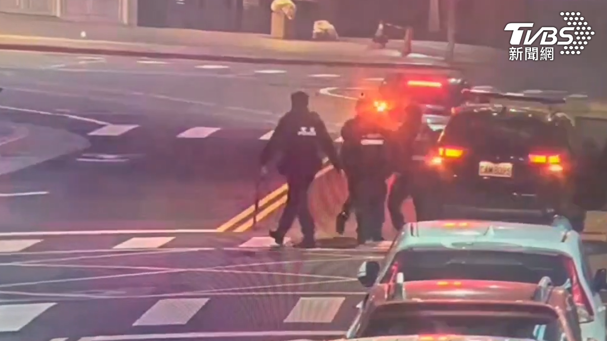 警方獲報後出動快打部隊,派遣兩輛警車及多名警力到場處置。(圖/TVBS)