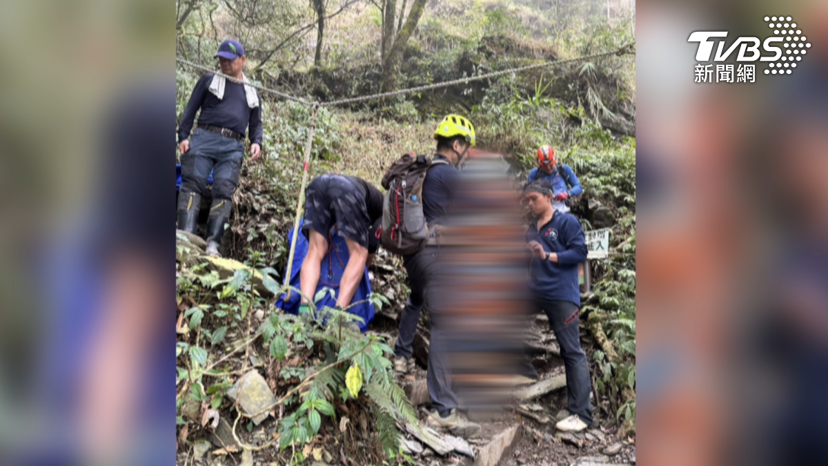屏東北大武山資深協作員蔡姓男子在運送物資途中,不慎失足墜谷,特搜人員進山搜救。(圖/TVBS)