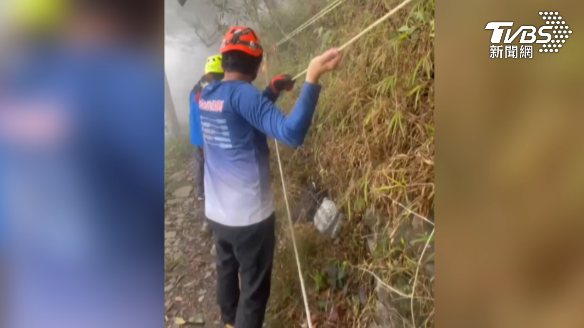 搜救人員冒著落石風險持續下降確認,艱難地將傷者上拉至步道。(圖/TVBS)