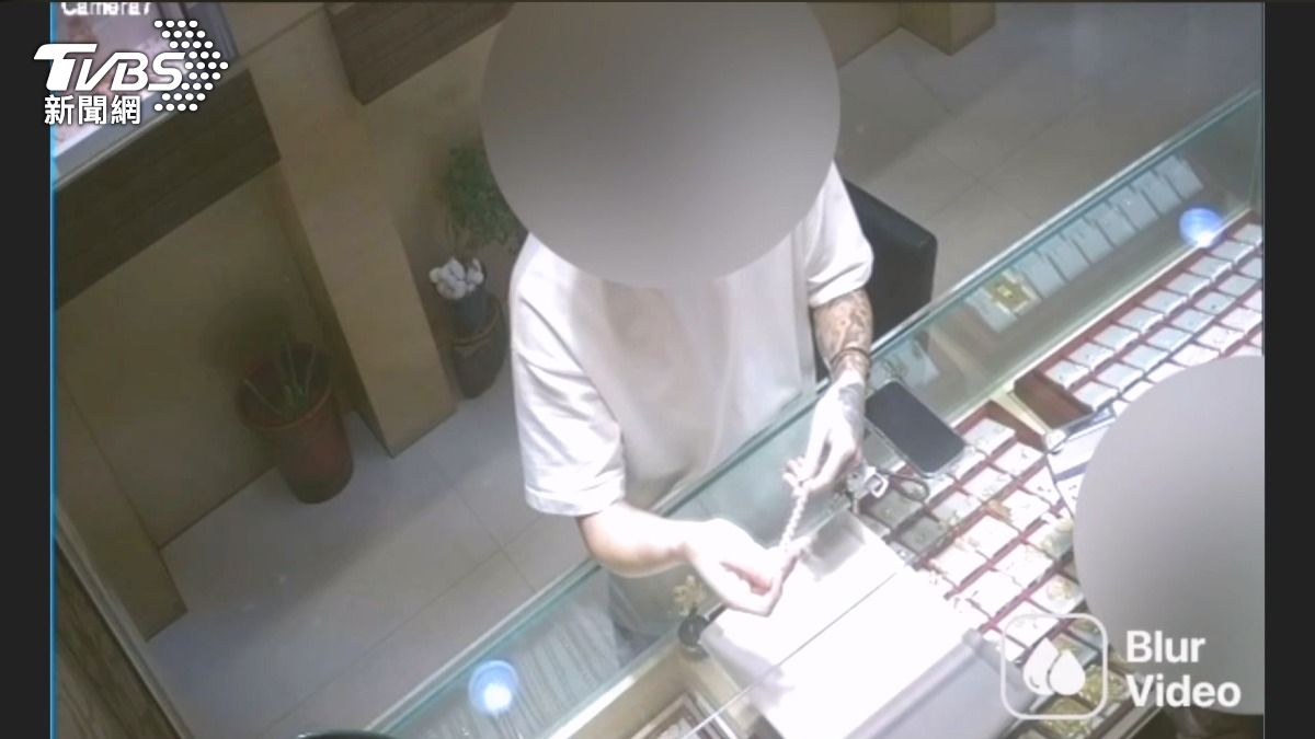 26歲男脖子戴「金包銀」騙銀樓!換走40克真金項鍊 還爽拿10萬現金。(圖/TVBS)