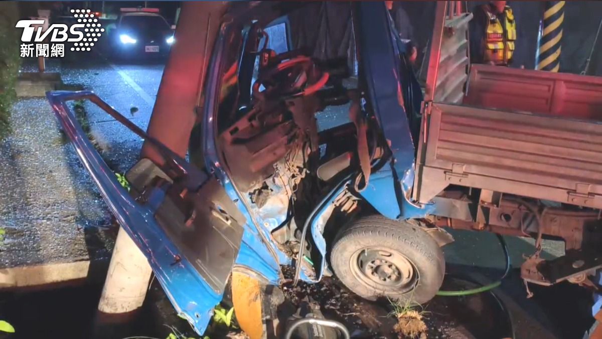 回家路成斷魂路 31歲男自撞電桿亡。(圖/TVBS)