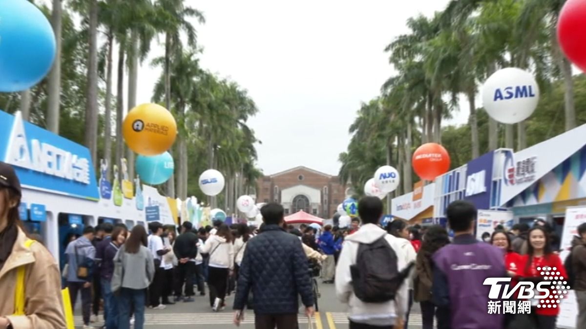 台大校園徵才博覽會熱鬧登場。（圖／TVBS）
