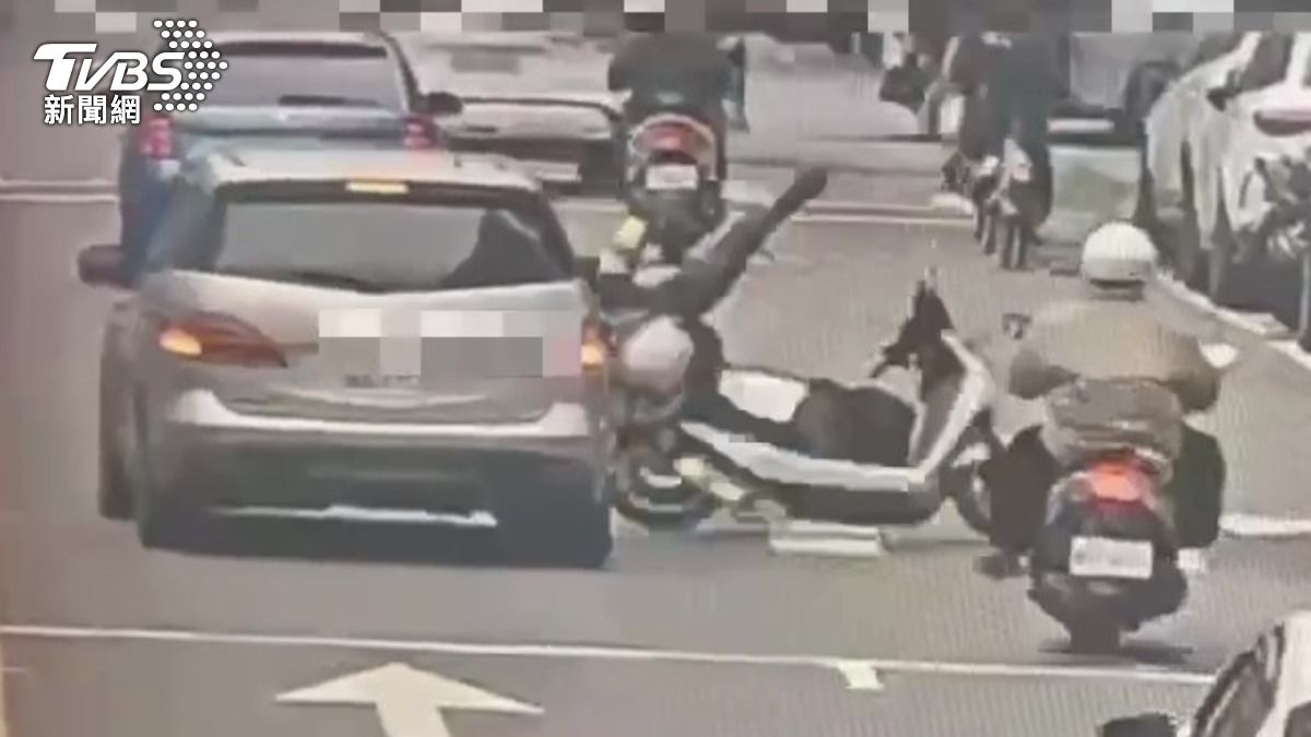 北市警執行勤務遭追撞!警車毀損重摔「右手肘受傷」送醫