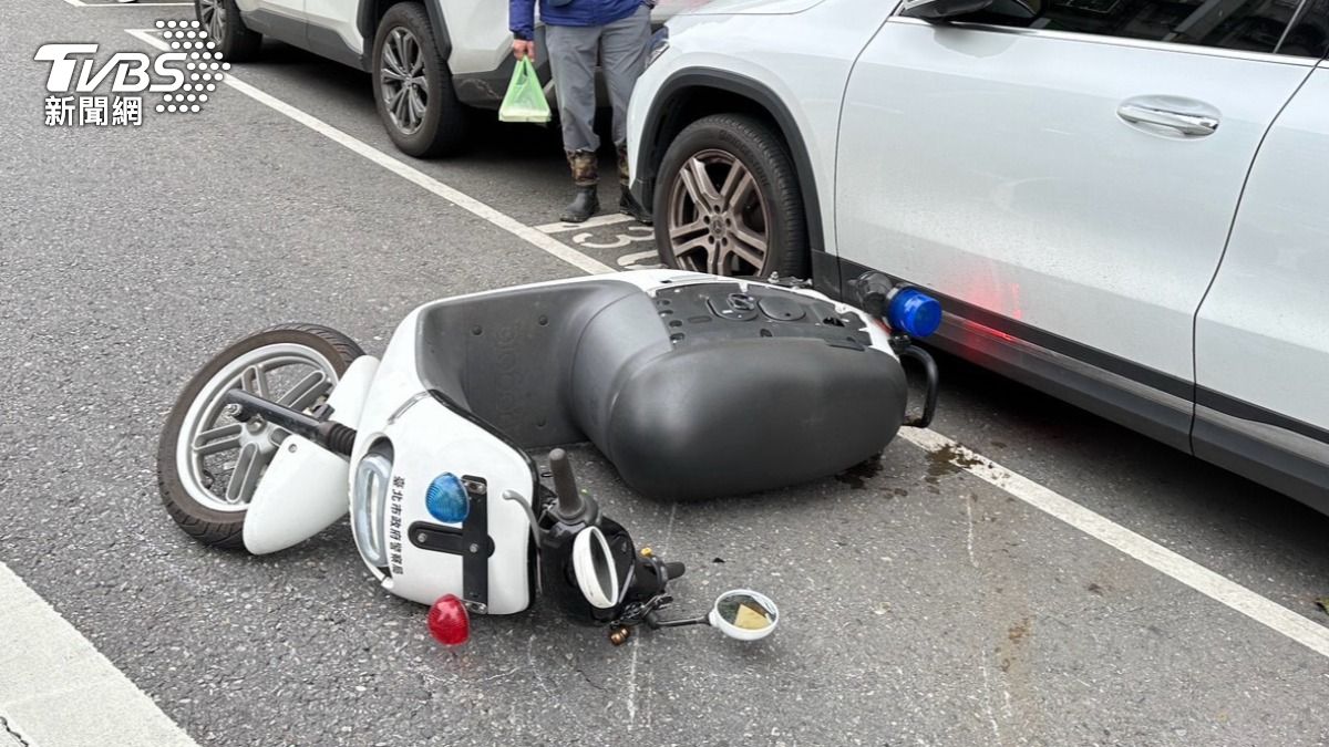 警車毀損情況。(圖/TVBS)