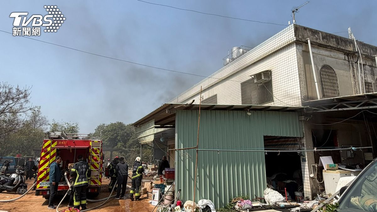 金門民宅傳爆裂聲屋內全燻黑 75歲翁受困2樓吸濃煙送醫