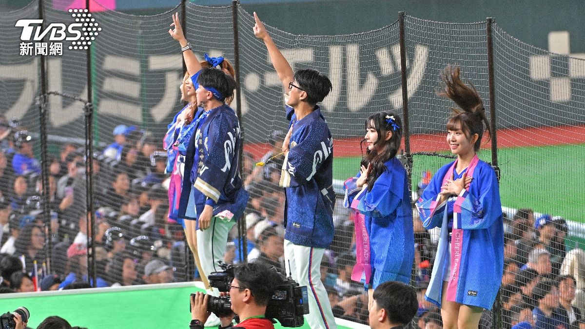台灣不少啦啦隊員前往東京巨蛋應援。(圖/胡瑞麒攝)