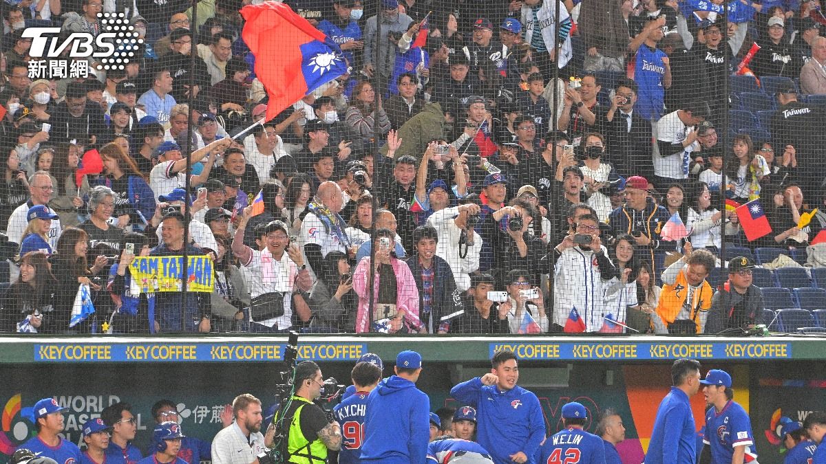 台灣人聚集在東京巨蛋替中華隊應援。(圖/胡瑞麒攝)