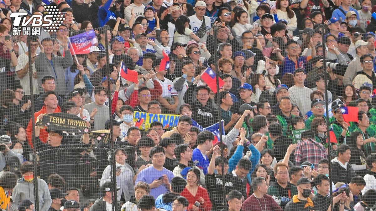 東京巨蛋現場不斷響起中華隊應援聲。(圖/胡瑞麒攝)