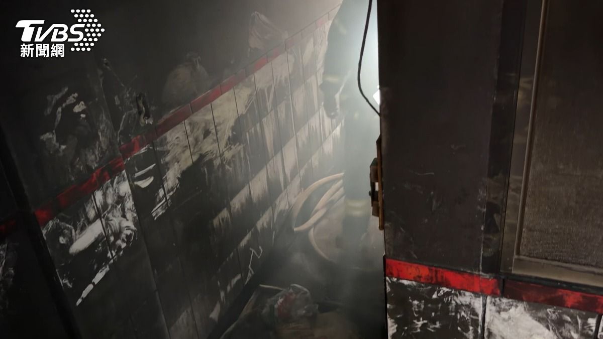 屋內牆面全被燻黑。(圖/程子奕攝)