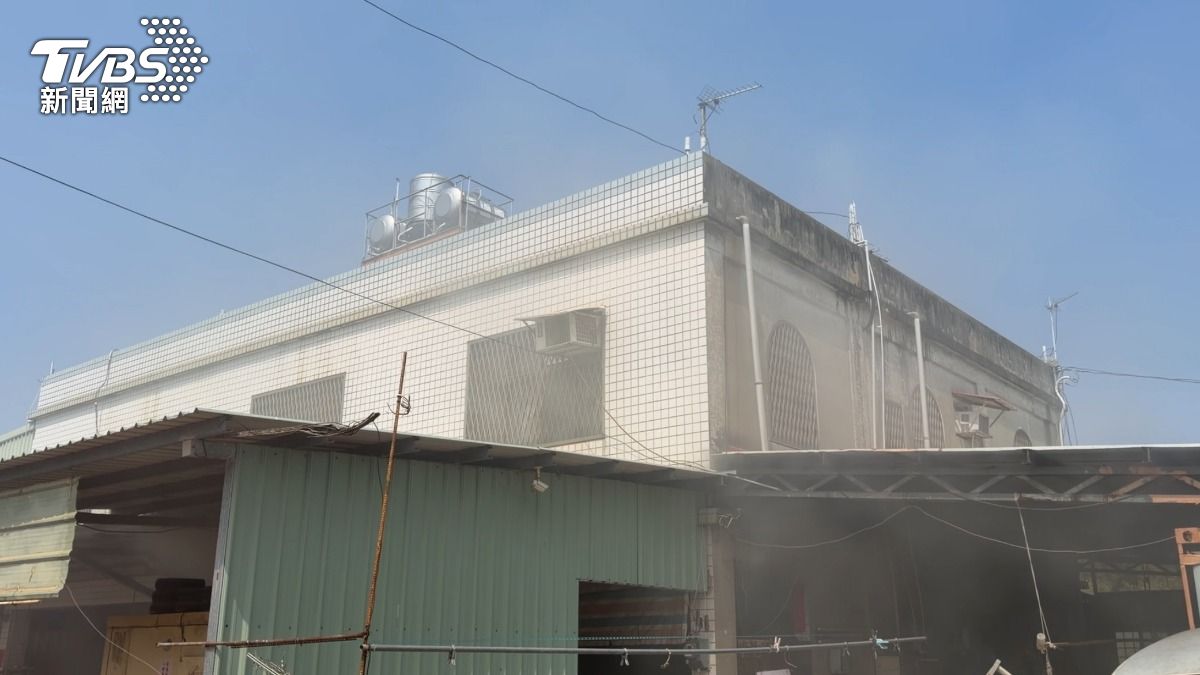民宅悶燒竄出大量濃煙。(圖/程子奕攝)