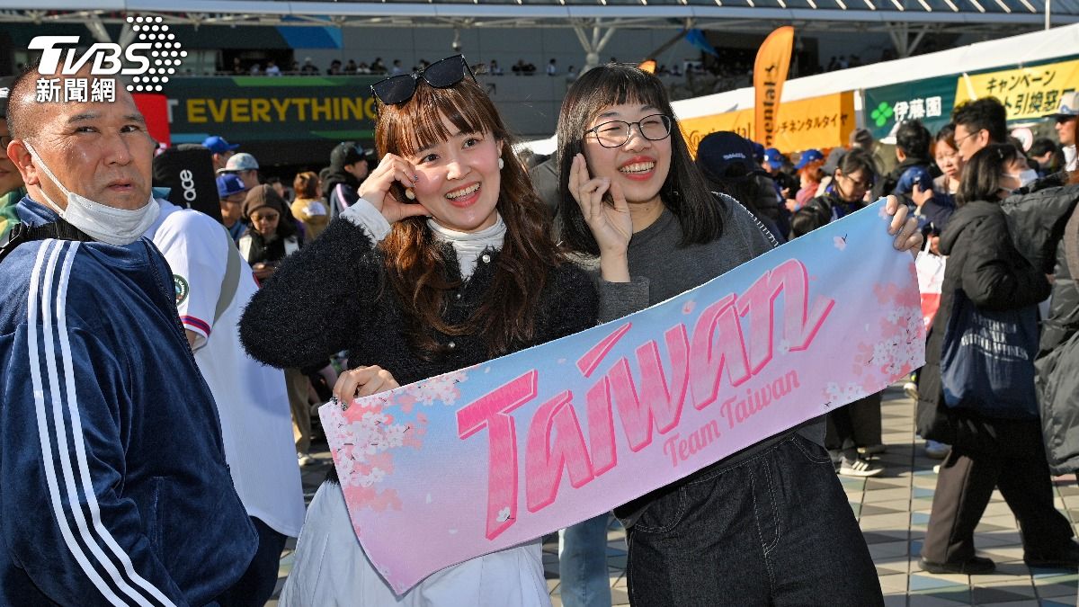 現場也有不少Team Taiwan應援手幅。(圖/胡瑞麒攝)