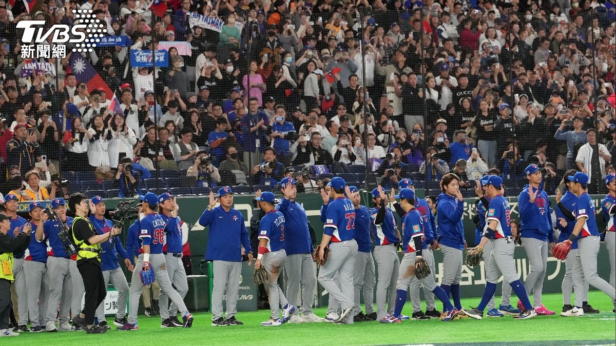 臺灣球迷賽後遲遲沒退場，讓東京巨蛋人員必須用「三聲道」廣播勸離。(圖／達志影像美聯社)