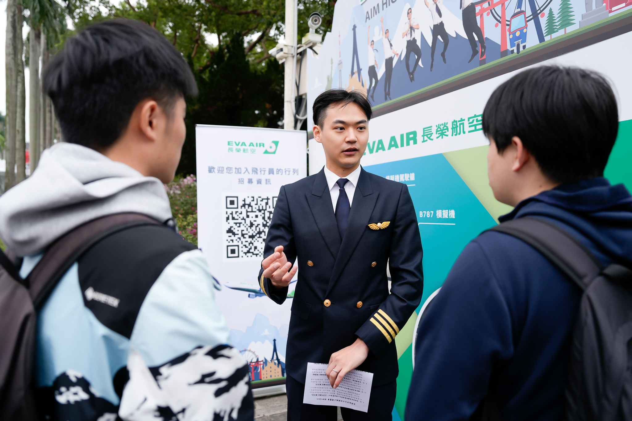 ▲現職長榮航空A330機隊副機長,畢業於台灣大學電機系,也特別回到校園跟學弟妹分享自身經驗。(圖片來源:長榮航空)