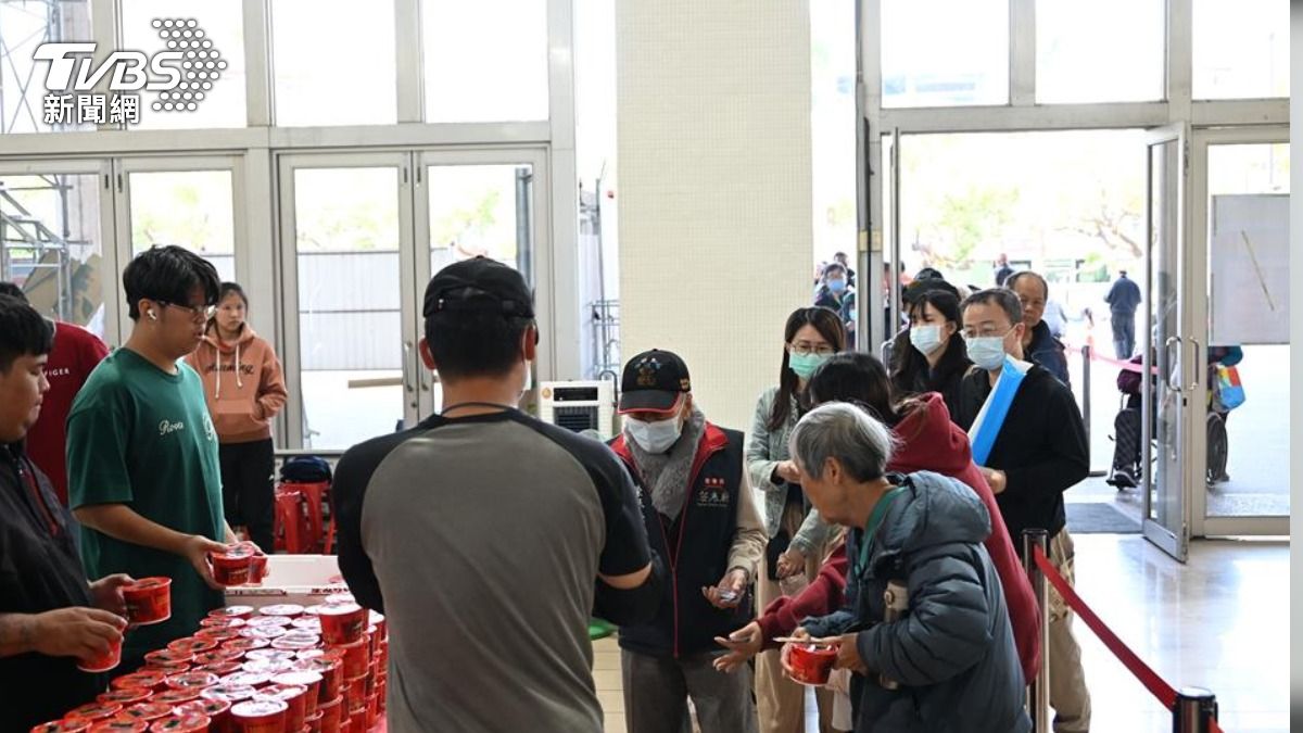 彰縣府大廳直播WBC中華隊對捷克 肉圓應援 民眾輪迴排隊搶美食