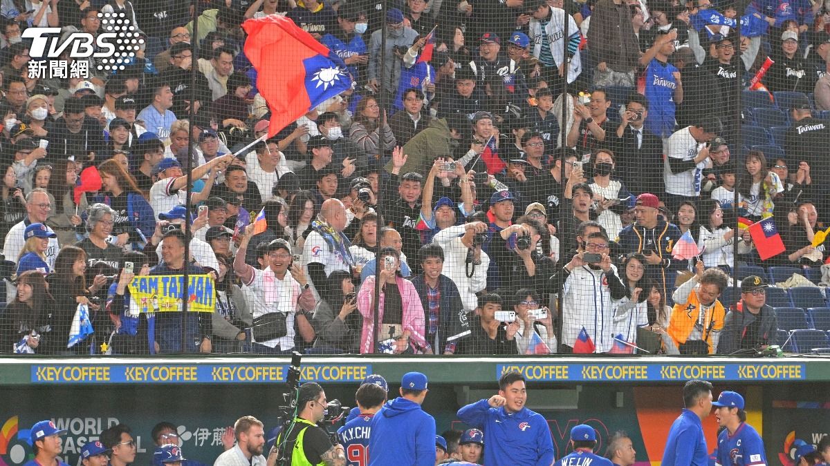 大批台灣球迷湧入東京巨蛋，力挺中華隊。（圖／胡瑞麒攝）
