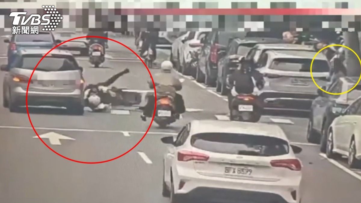 員警稱為禮讓行人煞車,遭後車追撞受傷送醫。(圖/TVBS)