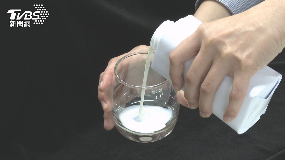 買鮮奶驚見2孔？超商急清查架上飲品。(圖／TVBS) 