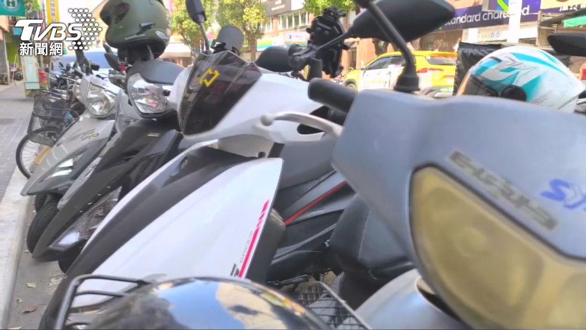 台中滑板醉男狂推機車　36車倒地3車主怒提告。(圖／TVBS) 