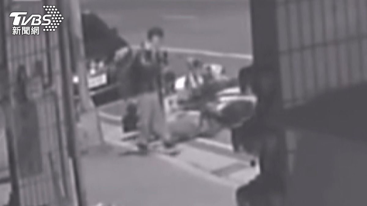 滑板醉男沿路狂推　36機車全倒。(圖／TVBS) 