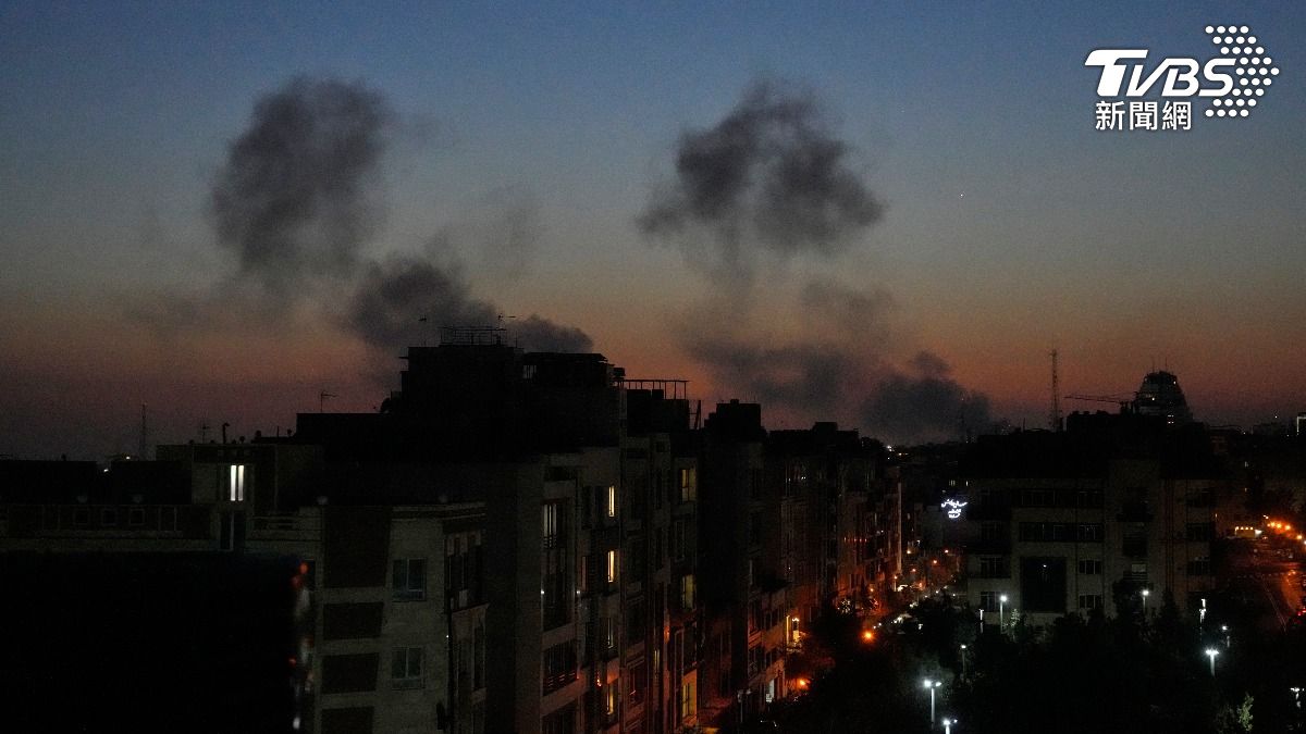 德黑蘭市區6日夜間遭美以空襲後濃煙竄升。（圖／達志影像美聯社）